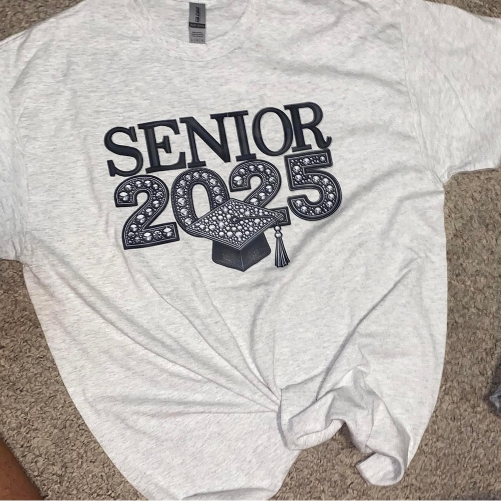 NEW Gildan Senior 2025 tee LARGE